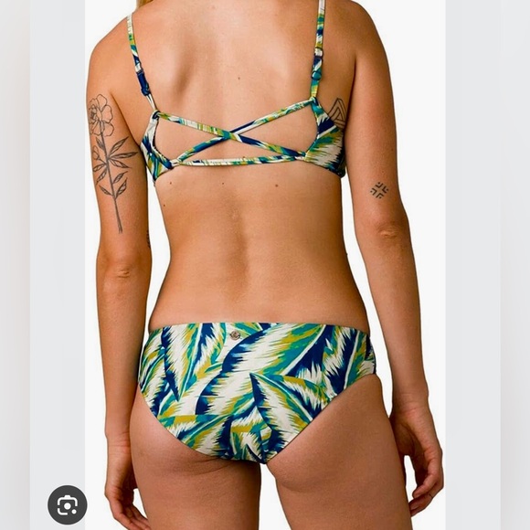 NWT 𝚁𝚎𝚟𝚎𝚛𝚜𝚒𝚋𝚕𝚎 𝑷𝒓𝒂𝒏𝒂 𝑡𝑟𝑜𝑝𝑖𝑐 𝑝𝑎𝑛𝑎𝑚𝑎 𝐵𝑟𝑒𝑦𝑎 𝑏𝑖𝑘𝑖𝑛𝑖 𝑏𝑜𝑡𝑡𝑜𝑚 - Picture 3 of 13